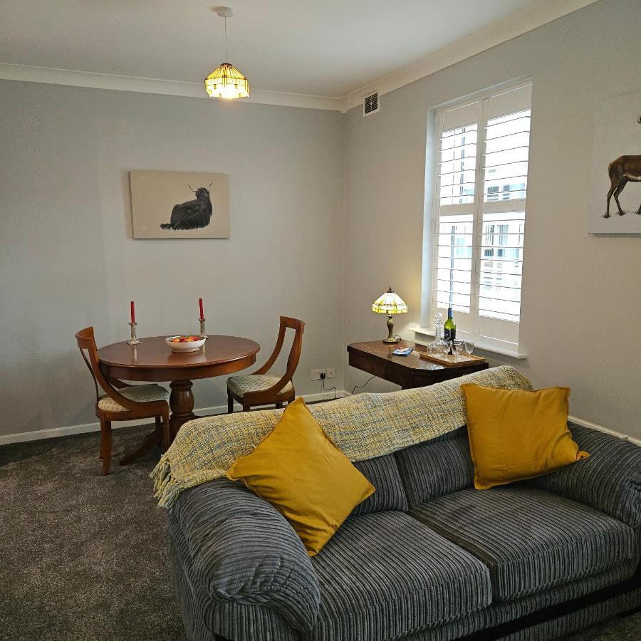 Ground Floor Well Appointed Cosy Flat In Apartamento *